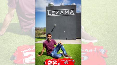 Raúl García, en Lezama, con dos camisetas suyas: una que usó en la semifinal de la UEFA con Osasuna y la del Athletic de esta temporada.