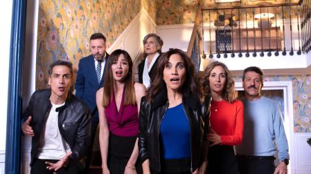 Toni Acosta, con el resto del reparto de la serie