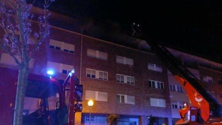 Bomberos en labores de extinción del incendio de la calle Etxaburua