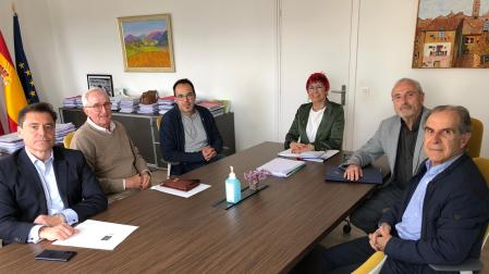 El director gerente de la clínica, Ángel Gardachal; el vicepresidente de la clínica, Vicente Madoz, el presidente, Joseba Arregui; la consejera de Salud, Santos Induráin; el director general de Salud, Carlos Artundo; y el gerente del Servicio Navarro de Salud-Osasunbidea (SNS-O), Gregorio Achutegui durante la reunión