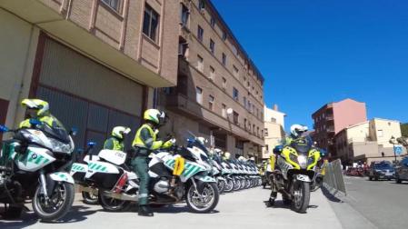 Dispositivo de motoristas de la Guardia Civil de Tráfico con motivo de la etapa de la Itzulia en Viana
