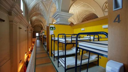 Interior del albergue de Jesús y María, en Pamplona