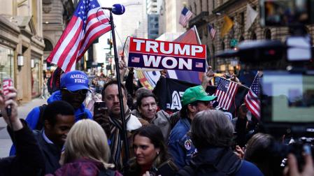 Los partidarios del expresidente estadounidense Donald J. Trump se paran cerca de la Torre Trump en Nueva York