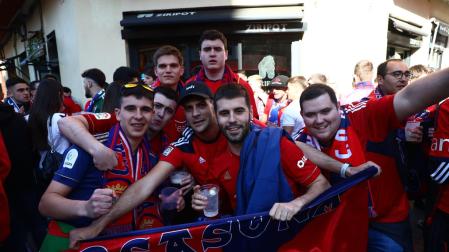 Fotos de los aficionados de Osasuna en Bilbao antes del partido de vuelta de la semifinal de la Copa del Rey ante el Athletic. /