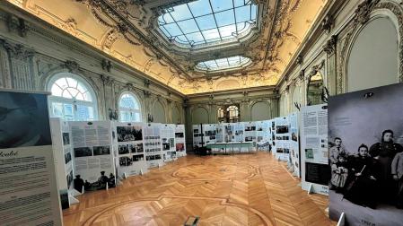 Vista general de la exposición en el Salón de los Espejos del Instituto Cervantes de París