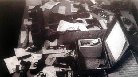 Fotografía de las armas y explosivos confiscados al grupo de la Resistencia dirigido por los hermanos Miret y las hermanas Úriz que se exhibe en el Museo de la Liberación de París
