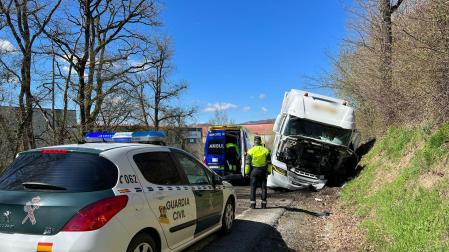 El camión con remolque ha quedado accidentado en el arcén en la N-121-A en el término de Lantz