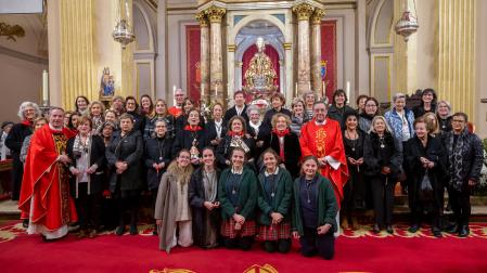 Una nutrida representación de las Hermanas de la Soledad acudió a la eucaristía. Con pañuelo rojo, la Junta y la Camarera Mayor.