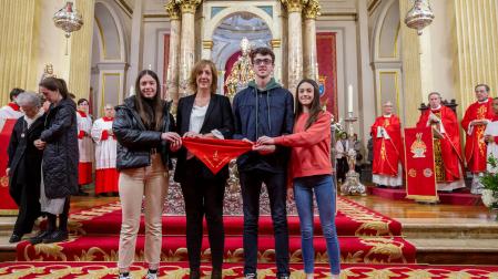 La familia de Alberto Dorremochea: su mujer, Patricia Pérez y sus hijos, Nicolás, Anne y Carlota, depositaron el pañuelico rojo.