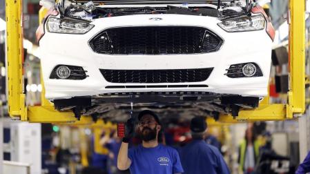 Operarios trabajando en la fábrica Ford de Almussafes
