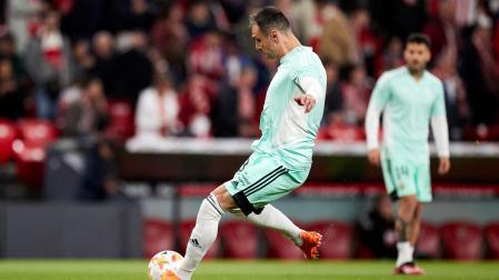 Kike García golpea al balón con la intención de sorprender al portero del Athletic