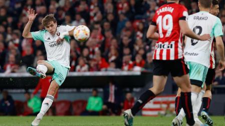 Pablo Ibáñez, el autor del gol que ha dado el pase a la final de la Copa del Rey para Osasuna, golpea al balón antes de marcar