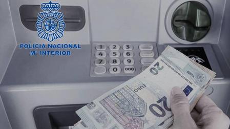Varios billetes en un cajero