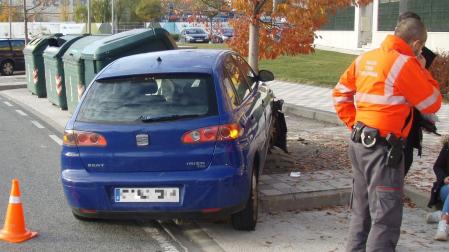 Imagen de archivo de una atención de Policía Foral en un accidente de tráfico