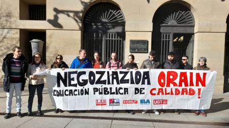 Los sindicatos convocantes de la huelga del pasado lunes en la enseñanza pública de Navarra (LAB, Steilas, CCOO, ELA y UGT) en la concentración frente al Palacio de Navarra