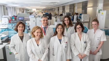 Miembros del equipo del Servicio de Bioquímica de la Clíniva Universidad de Navarra. De izq. a dcha.: los Dres. Nerea Varo Cenarruzabeitia, Estíbaliz Alegre Martínez, Álvaro González Hernández, Julia Maroto García, Sara Deza Casquero, María Marcos Jubilar y la técnico Natalia Orbegozo Redin