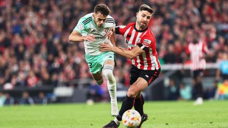 Yeray Álvarez trata de frenar a Aimar Oroz durante el partido de vuelta en San Mamés.