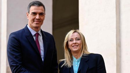 Saludo del presidente del Gobierno español, Pedro Sánchez, y la primera ministra de Italia, Giorgia Meloni