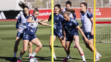 Entrenamiento de la selección española femenina antes del choque contra Noruega.
