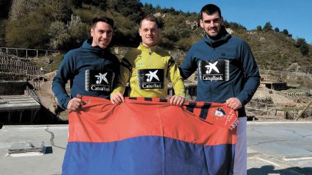LOS NAVARROS DEL MANOMANISTA, CON OSASUNA. Los tres navarros que van a tomar parte en el Manomanista 2023, este miércoles en Salinas. De izquierda a derecha, Peio Etxeberria, Unai Laso y Joseba Ezkurdia