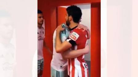 Raúl García se abraza a Kike García tras el partido de San Mamés