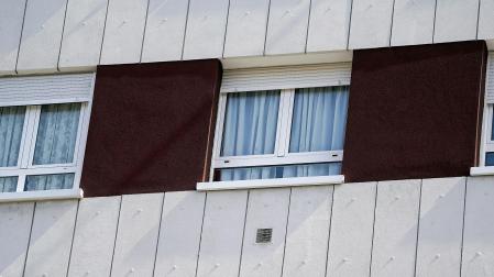 En la imagen, una ventana del edificio de Avilés en el que residen la madre y su hija