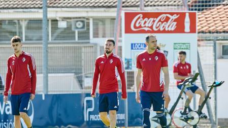 Imagen de la afición y del entrenamiento de Osasuna en Tajonar este jueves.