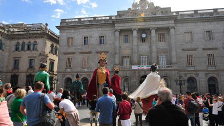 Los gigantes de Tafalla bailan frente al Ayuntamiento de Barcelona, donde levantaron gran expectación