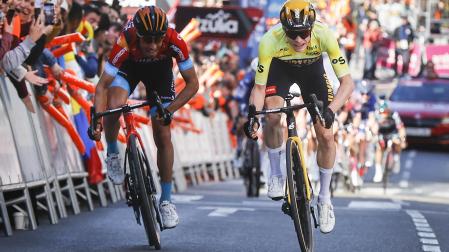 Mikel Landa (izda.) no puede superar a Jonas Vingegaard en la meta de la cuesta de Santurtz.