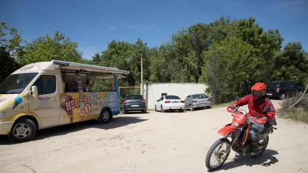Un policía foral, junto a la zona de Las Norias el año pasado