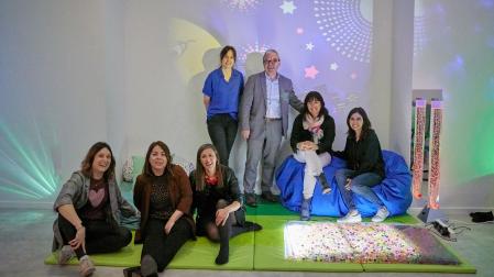 En el local de Txiribuelta. En primera fila: Garazi Itoiz y Marrubi Rodríguez, y en medio, Izaskun Azona (Fundación la Caixa). Detrás, desde la izda.: Tiara Calahorrano, Josep Olle (Fundación la Caixa), Ainhoa Trébol (Gobierno de Navarra) y Ana Gorria