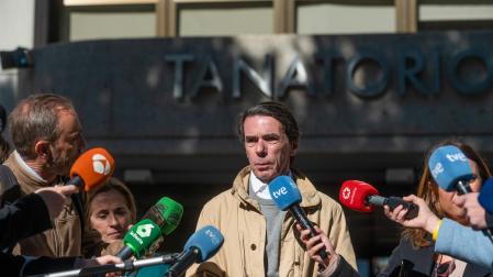 El expresidente del gobierno José María Aznar realiza declaraciones a su salida de la capilla ardiente del exministro del PP Josep Piqué
