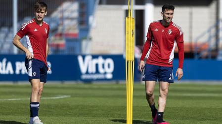 Pablo Ibáñez y Kike Barja, durante el entrenamiento de este viernes 7 de abril en Tajonar.