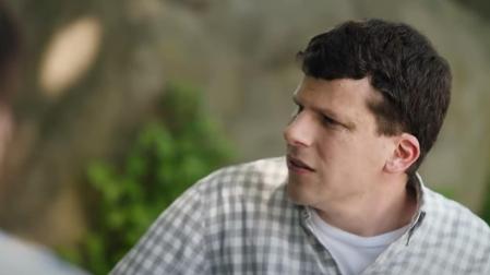 Jesse Eisenberg interpreta al médico judío Toby Fleishman