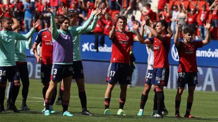 Los jugadores de Osasuna aplauden a la afición en El Sadar tras ganar al Elche