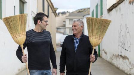 Miguel Mendi Hualde y su padre José Miguel Mendi Jiménez, a quien tomó el relevo en el oficio de hacer escobas.