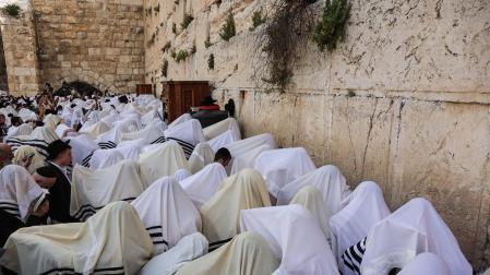 Judíos durante la festividad de Pascua, frente al Muro en Jerusalén