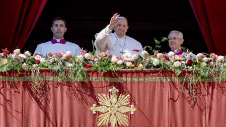 El papa Francisco imparte la bendición 'Urbi et Orbi' desde el balcón de la logia central de la basílica de San Pedro
