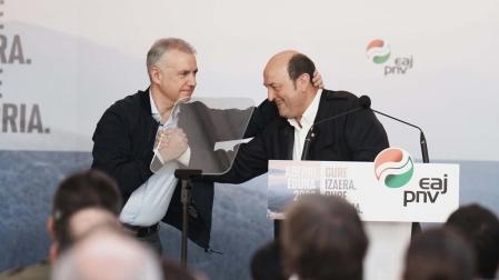 Saludo entre Iñigo Urkullu y Andoni Ortuzar, este domingo en la celebración del Aberri Eguna en Bilbao