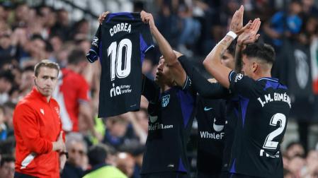 Los jugadores del Atlético de Madrid celebran el gol de su equipo con una camiseta de su compañero Correa en señal de pésame por el fallecimiento de la madre de éste