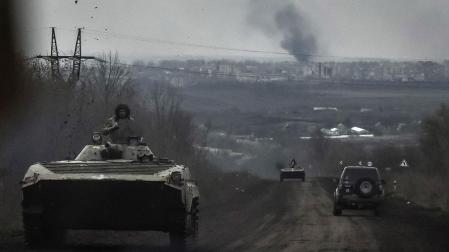 Vehículos blindados del ejército ucraniano recorren un camino en la localidad de Bajmut, en la provincia de Donetsk del este de Ucrania