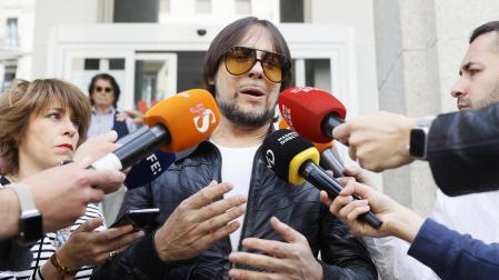 Joaquín Cortés realiza declaraciones a los medios a su salida del hospital
