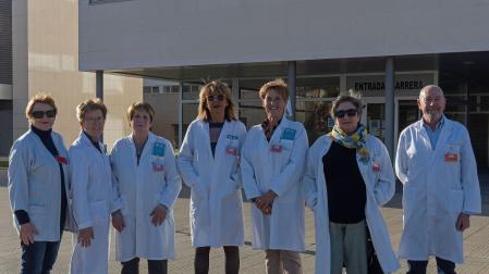 Desde la izda., Alicia, enfermera del hospital; y las voluntarias Feli Fernández, Carmen Mari Arnedillo, Soco Salanueva, María Asun Ulzurrun, Asun Arrastio y Jesús López-Vailo, en el exterior del Hospital García Orcoyen de Estella.
