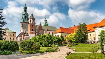 El santoral del 11 de abril recuerda a San Estanislo, obispo de Cracovia en el siglo XI. En la imagen, vista de la catedral y del castillo de la ciudad polaca