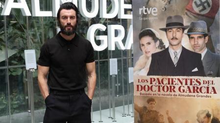El actor Javier Rey, en el photocall de 'Los pacientes del doctor García', en la estación Puerta de Atocha - Almudena Grandes