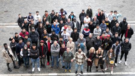 Alumnos y monitores de las cuatro escuelas taller del Ayuntamiento de Pamplona en Landaben que han visitado la Casa Consistorial
