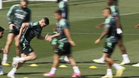 Fede Valverde (izda.), envuelto en polémica tras su presunta agresión a Baena, del Villarreal, se ejercita junto a sus compañeros este martes 11 de abril.