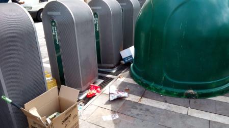 Cartones y hasta una garrafa de aceite junto a los contenedores de la calle Ciudadela