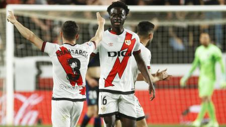 Abdul Mumin (dcha.) felicita a Fran García tras el tanto del lateral en el choque contra el Atlético de Madrid.