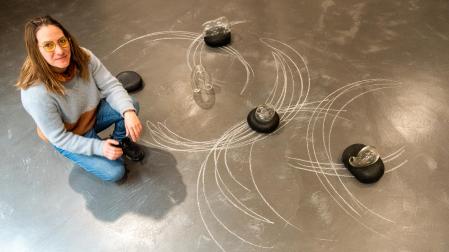 La artista alavesa Miriam Isasi posa junto a una serie de obras que simbolizan el gesto de respirar